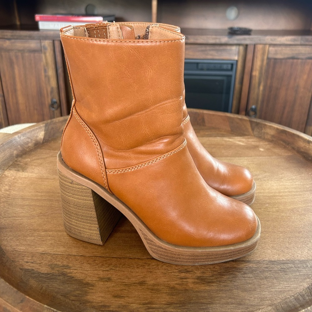 Universal threads tan ankle booties with block heel